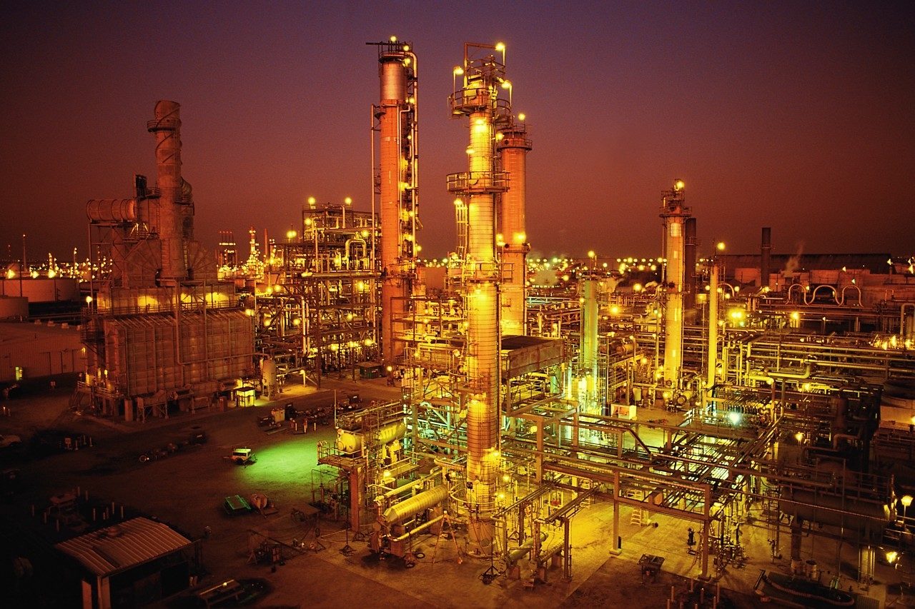 oil-and-gas-bac089-corbis-oil-refinery-at-night-4768009